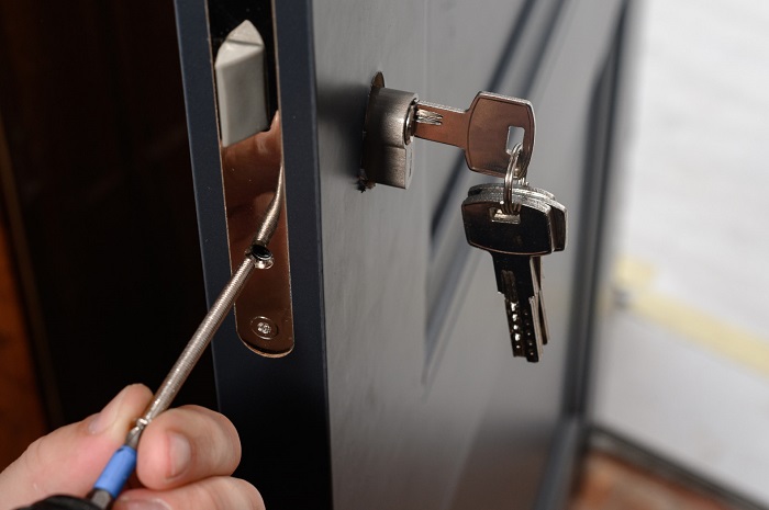 What Should I Check Before Calling a Locksmith Near Me